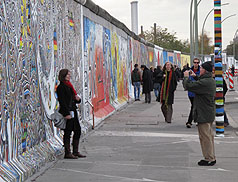 分割東西柏林的柏林圍牆全長167公里，被拆除後剩下最長的1.3公里段，成為各國藝術家塗鴉作畫的東側畫廊（East Side Gallery），吸引觀光客佇足瀏覽。中央社   