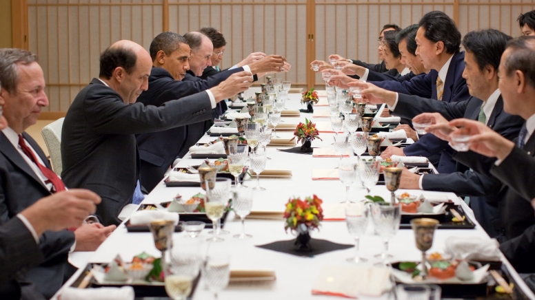 歐巴馬亞洲行第一站於13日抵達日本，並接受日本首相鳩山由紀夫晚宴招待。圖片來源：白宮   