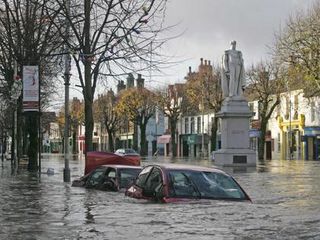 英國北部豪雨成災，河水暴漲氾濫，昆布里亞郡城鎮烏金頓的街道積水甚深，汽車幾乎滅頂。圖片來源:歐新社   