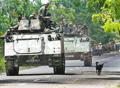 菲律賓南部發生血腥的選舉暴行，圖為軍隊正駛入出事的馬吉丹奧省。（圖：中新網）   