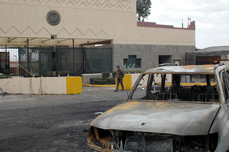 一名美軍在葉門首都沙納的美國大使館外站崗。圖片來源：路透社   