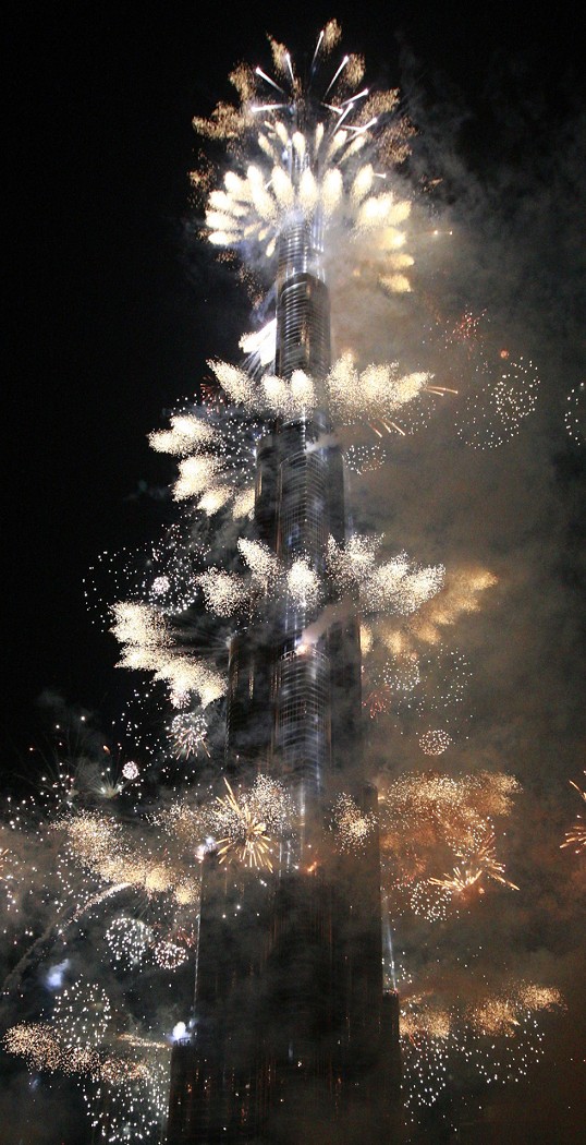 樓高828公尺的杜拜塔，創下全球最高樓紀錄，5日凌晨正式啟用。圖片來源：路透社   
