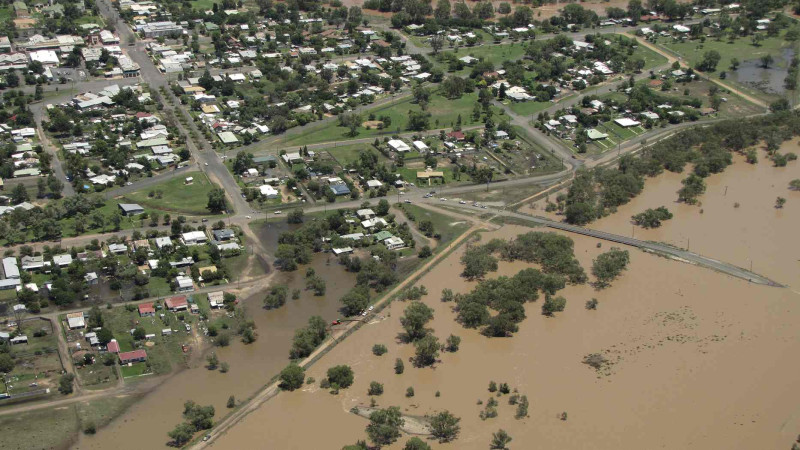 位於雪梨西北570公里的庫南布爾鎮，從空中俯瞰，整個鎮幾乎都泡在水中，超過1200人從家園撤離。圖片來源：路透社   
