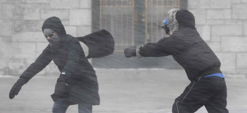 歐洲暴風雪，人們在路上行走，被風雪吹的東倒西歪。圖片來源：路透社   