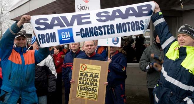 3000多名Saab員工聚集瑞典總部門前，要求美國通用汽車留住Saab，不要關廠。圖片來源：Saab台灣總代理   