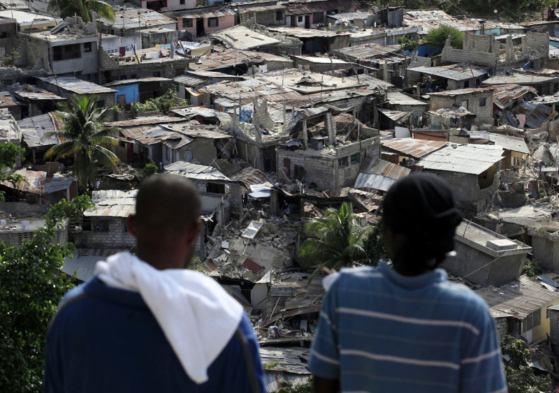 地震過後，海地太子港倖存居民無奈望著整片倒塌的房子。圖片來源：路透社提供   