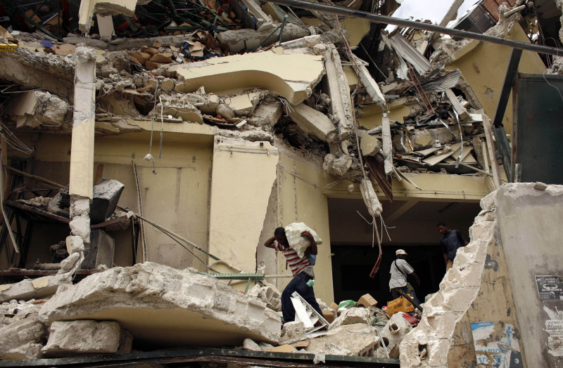 強震過後，太子港居民從損毀的加勒比海超市搬運民生物資。圖片來源：路透社   