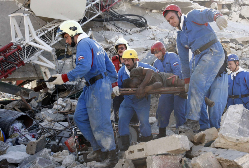 海地強震後，各國援助不斷，圖為俄羅斯救難隊在海地協助搜救，從瓦礫堆中搶救生還者的畫面。（圖：達志影像/路透社）   