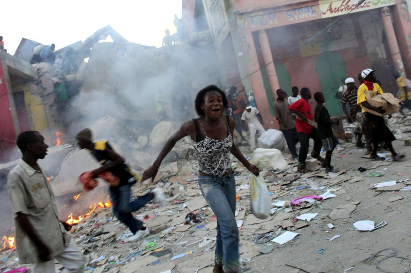 世界各國領袖呼籲捐物資、幫助重建海地，但由於對外交通的擁塞，許多民眾仍在等待基本民生物資，民眾打劫商家的事件仍頻傳。圖片來源：路透社   