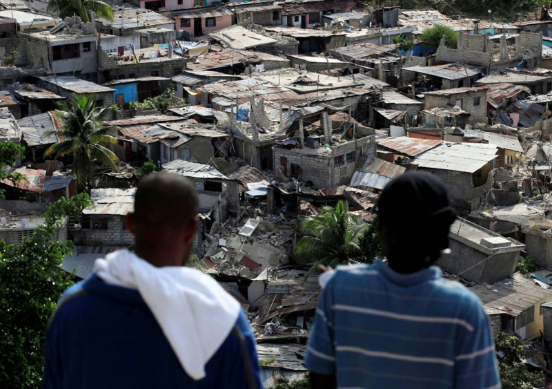 海地震災進入第10天，聯合國今（23）日表示，從瓦礫堆救出至少132人後，海地政府已結束地震救災行動的搜救階段，將進入重建階段。圖為海地首都太子港民眾望著倒踏房舍的孤單身影。照片來源:路透社   