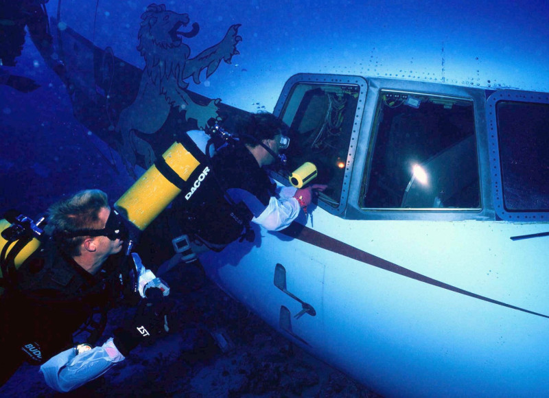 救難人員潛進海裡，找到失事班機駕駛座艙，用手電筒向內部照射查看有沒有罹難者遺體。圖片來源：達志影像／路透社   