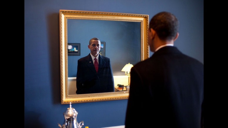 執政邁入第２年，美國龐大的財政赤字，成為歐巴馬肩上沈重的負擔。圖為2009年1月20日歐巴馬就職宣誓前，在後台照著鏡子。圖片來源：美國白宮網站   