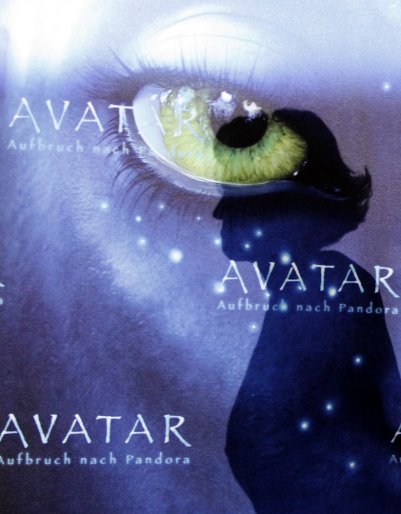 3D科幻電影《阿凡達》造成全球為之風靡，圖中為《阿凡達》宣傳海報上，投射一名美國演員的影子，彷彿成了海報中的一部份。圖片來源：達志影像／路透社   
