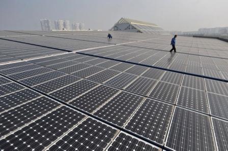 中國戮力發展再生能源的腳步，已經將歐美各國甩到後面。圖為中國湖北武漢一家企業在廠房屋頂鋪設太陽能板的情景。圖片來源:達志影像/路透社   