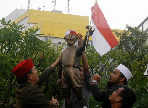 印尼激進分子去年12月在奧巴馬童年雕像剛安裝於雅加達公園不久，即在銅像安上印尼國旗。他們強烈要求政府移走這座雕像。
圖片來源:達志影像/路透社   