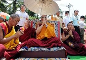 達賴喇嘛獲頒民主服務獎。圖為去年達賴抵達高雄縣甲仙鄉小林村舉辦祈福法會，超渡罹難者亡魂。圖片來源：中央社   