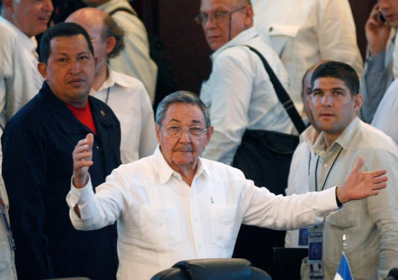 古巴總統勞爾•卡斯楚(Raul Castro)(中舉雙手者)在拉丁美洲高峰會上，同意成立一個排除美加的新聯盟。如果成真，這將是古巴1962被美洲國家組織停權之後，可望加入的區域性國際組織。
圖片來源:達志影像/路透社   