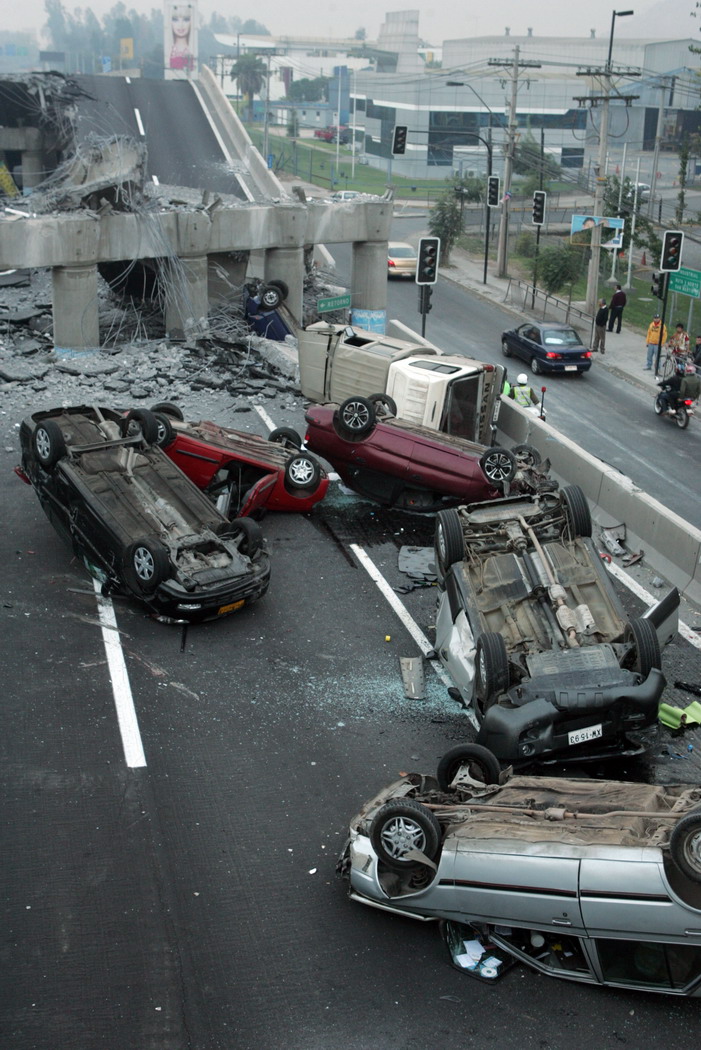 規模8.8的強震，讓接近智利首都聖地牙哥的附近的高速公路也垮下，當時行駛在公路上的車輛也掉落地面。圖片來源：達志影像/美聯社   