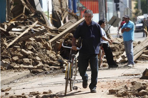 智利中南部昨（27）日清晨發生芮氏規模8.8強震，街道上到處都是被震垮的建築物殘骸。圖片來源:美聯社   