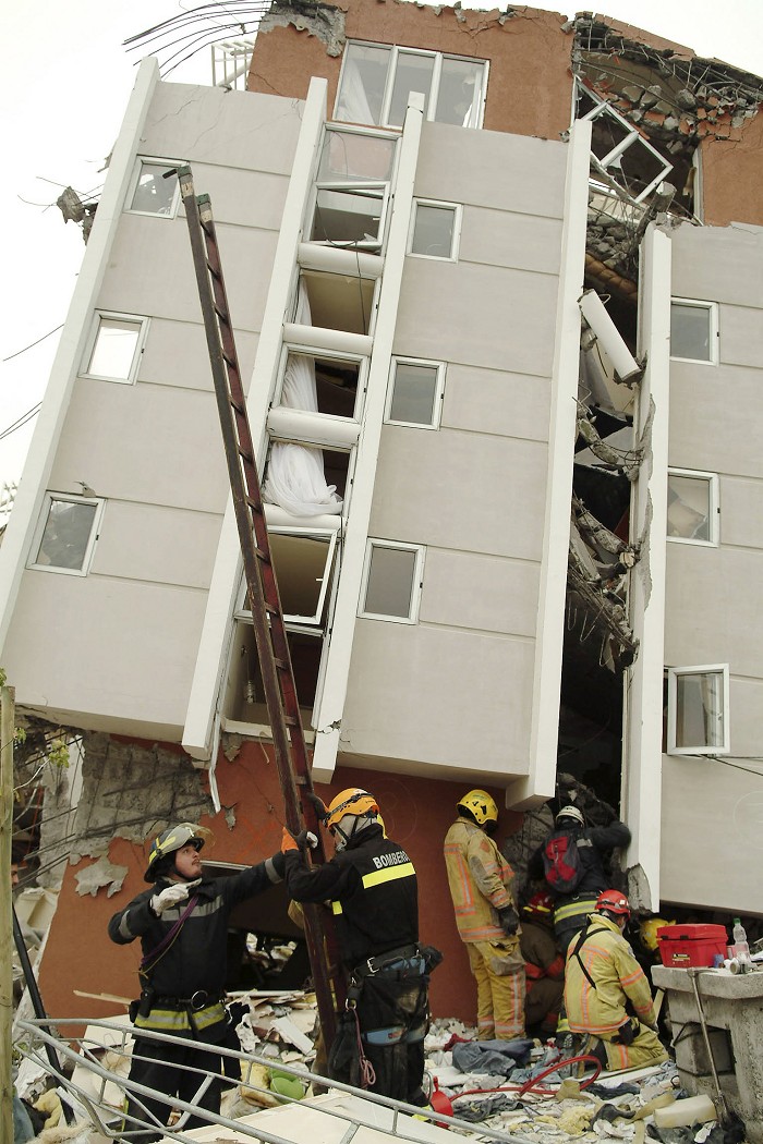 智利鄰近震央的第2大城康塞普松（Concepcion），搜救人員在傾倒的危樓中尋找生還者。圖片來源：達志影像/路透社   