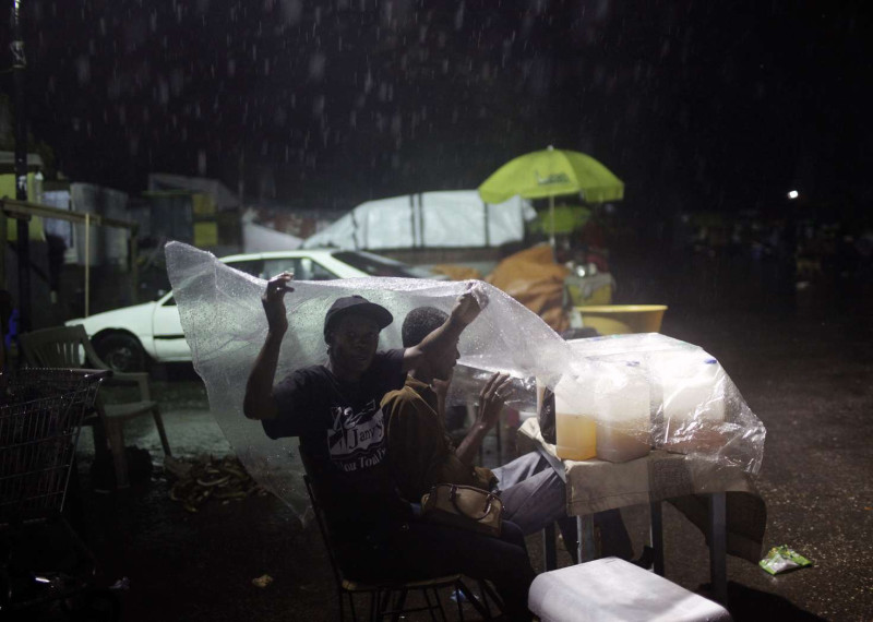 太子港的災民以簡陋的塑膠布抵禦暴雨。圖片來源：達志影像/路透社   