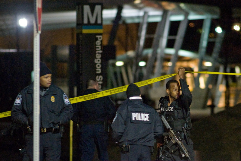 美國五角大廈附近4日晚發生槍擊案件，2名國防部官員受傷，警察在案發後封鎖通往五角大廈的地鐵站口。圖片來源：達志影像/美聯社。   