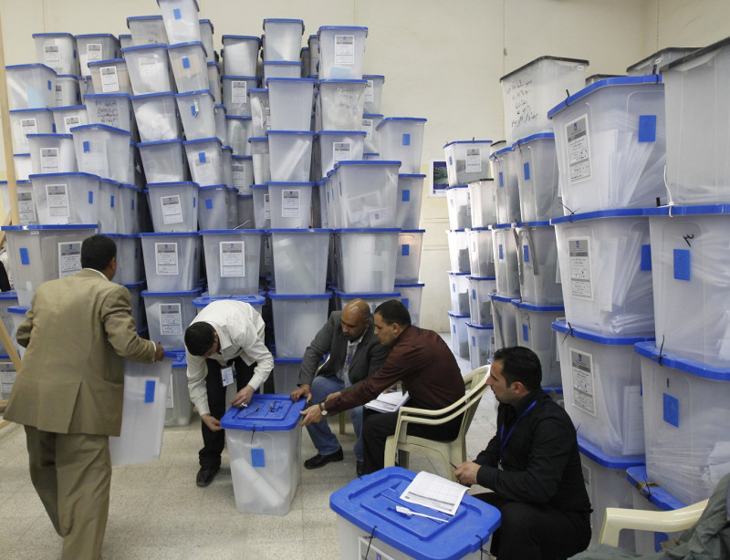 獨立高級選舉委員會(IHEC)的選務人員，正檢查裝滿議會選票的箱子封條。圖片來源：達志影像/路透社   