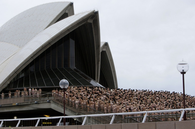 3月1日才在雪梨歌劇院拍裸照的「天體攝影師」塔尼克（圖片來源：達志影像/美聯社），再度啟動拍攝計畫，邀請1000名志願者5月在英國裸裎相見。   