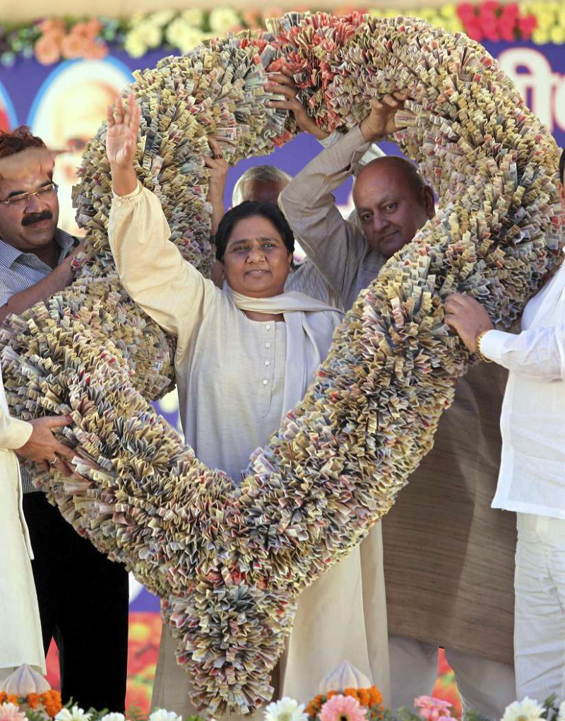 頗受爭議的印度政治家瑪雅瓦蒂受贈用錢製成、價值180萬盧比的花環。圖片來源：達志影像/路透社   