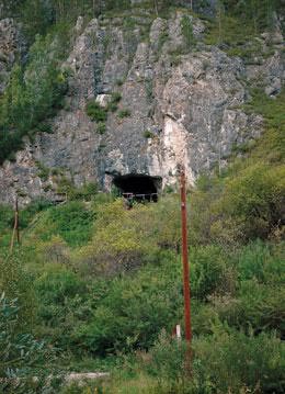 科學家在西伯利亞南部地區的洞穴中（如圖），發現新古人類的化石，透過DNA定序後，證實這是人類家譜中的新分支。（圖片來源：國際線上）   