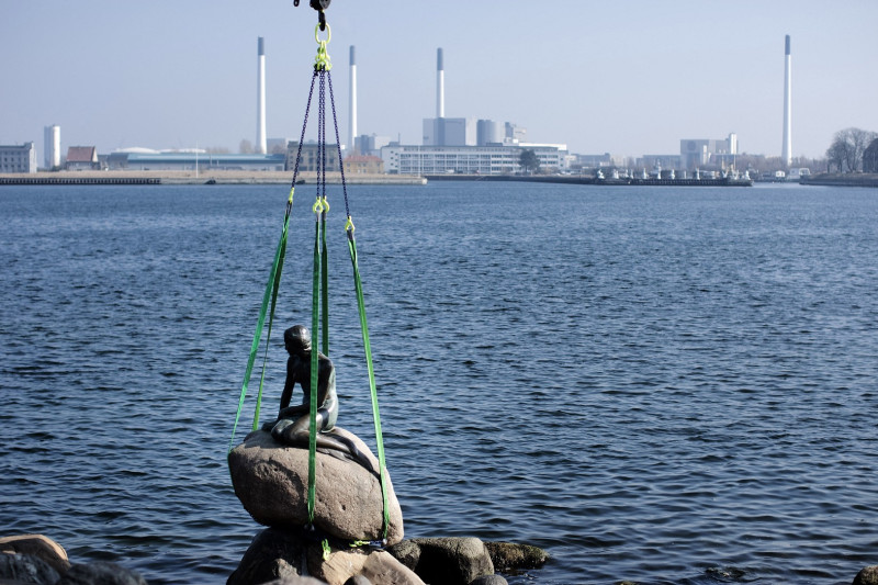 丹麥知名作家安徒生的童話故事主角「小美人魚」雕像，星期四從哥本哈根港口邊被吊起，準備送往上海世博會。圖片來源：達志影像/美聯社。   