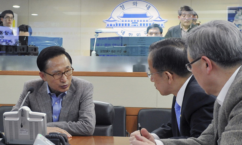 26日晚間南韓軍艦發生爆炸沉沒事故，南韓總統李明博兩度在青瓦台召開國安會議。圖片來源：達志影像/美聯社   