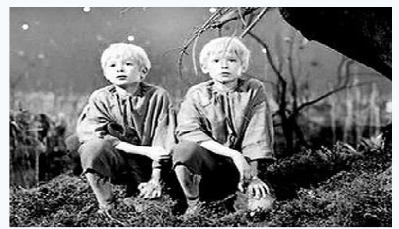 在俄羅斯墜機意外身亡的波蘭總統列赫.卡臣斯基，曾在12歲時，與雙胞胎哥哥雅洛斯瓦夫．卡臣斯基一起演出電影《偷月亮的人》，圖為當時的劇照（拍攝自網路）。   