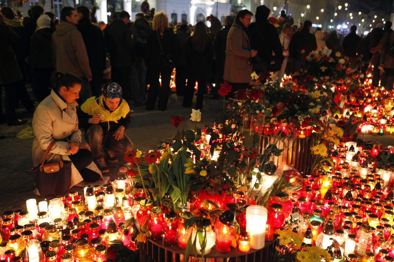 波蘭總統列赫.卡臣斯基夫婦及多名政要在俄羅斯發生墜機意外後，數以千計悲傷的波蘭人民集聚在總統府前廣場，以鮮花、蠟燭哀悼。圖片來源：達志影像/路透社。   
