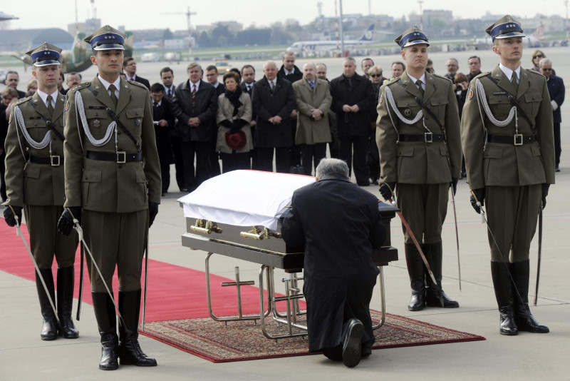 墜機身亡的波蘭總統列赫.卡臣斯基的靈柩，星期日在隆重的軍禮儀式中運抵華沙。列赫的雙胞胎哥哥雅洛斯瓦夫．卡臣斯基在遺體落地時，跪在靈柩前祈禱。圖片來源：達志影像/美聯社。   