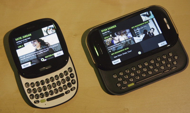 微軟剛發布的Kin系列兩款智慧手機，皆具備觸控式螢幕和滑出式鍵盤。圖片來源：達志影像/路透社。   