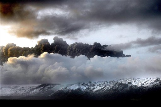 冰島昨（15）日發生1個月內第2起火山爆發，從艾雅法拉冰河（Eyjafjallajokull glacier）底下竄出6至11公里的灰塵至大氣，一夜之間向南擴散。受冰島火山爆發灰雲向南飄移影響，英國自今午至下午6點為止，所有機場全面關閉，航班不得進出英國領空，數萬名旅客困在機場，情況混亂。圖片來源:達志影像/美聯社   