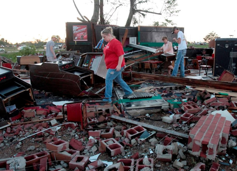 強烈龍捲風在美國時間24日橫掃密西西比州（Mississippi），根據官方統計，造成至少10人喪生、20多人受傷，並摧毀許多住宅，龍捲風所到之處皆是斷垣殘壁，一片狼籍。照片來源:美聯社   