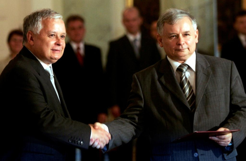 雅洛斯拉夫‧卡欽斯基（Jaroslaw Kaczynski）(右)宣布將繼承他雙胞胎弟弟波蘭總統雷赫‧卡欽斯基(Lech Kaczynski)的遺志，參與總統補選。圖為2006年7月10日兩人握手的照片。
圖片來源:達志影像/路透社   