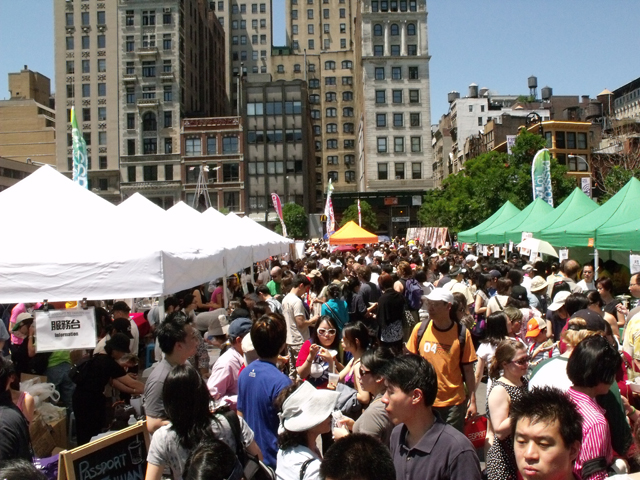 由於剛好碰上美國國殤日連續假期加上天氣晴朗炎熱， 吸引了數萬民眾到現場享受一個向全世界介紹台灣的嘉年華會。圖片來源:NYDECO攝影   