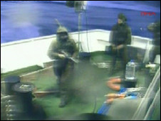 錄影畫面顯示以色列突擊隊登船，對船上人員展開攻擊。
圖片來源:達志影像/美聯社   