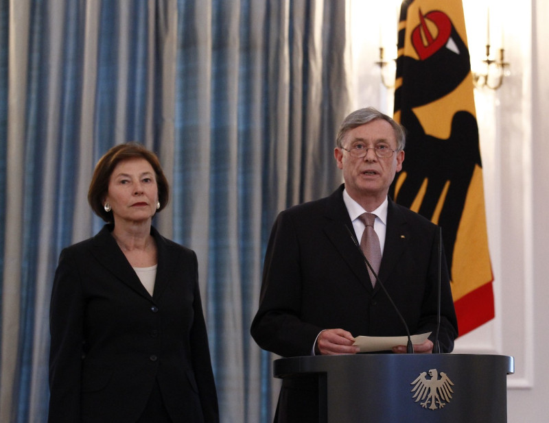 德國總統柯勒（Horst Koehler）在第一夫人的陪同下，於當地時間31日下午2點突然宣布辭職下台。圖片來源：達志影像/路透社。   