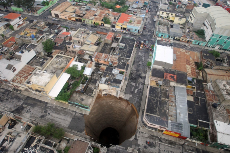 超級暴風襲擊瓜地馬拉，造成嚴重的災情，首都北部還因大雨讓地面破了一個大洞，這個超過十字路口範圍的超級大洞從空中俯看，如同深井一般。圖片來源：路透社‧達志影像   