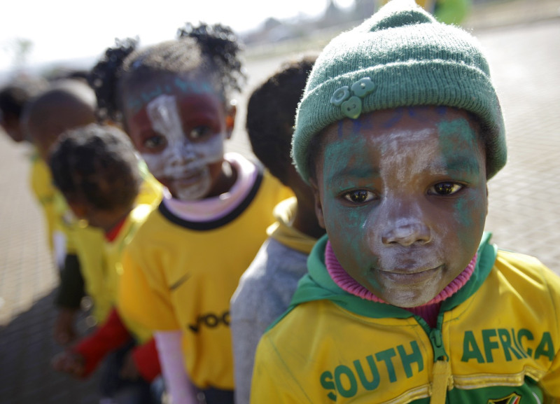 將在南非登場的世界盃足球賽，已成為國際關注的焦點。連南非當地的小孩，為了迎接世足賽的到來，也在臉上塗上參賽國的國旗圖樣。圖片來源：達志影像/路透社。   