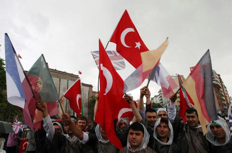 數千名支持巴勒斯坦的土耳其民眾聚集在首都安卡拉，抗議以色列在加薩的突襲事件。圖片來源：達志影像/美聯社   