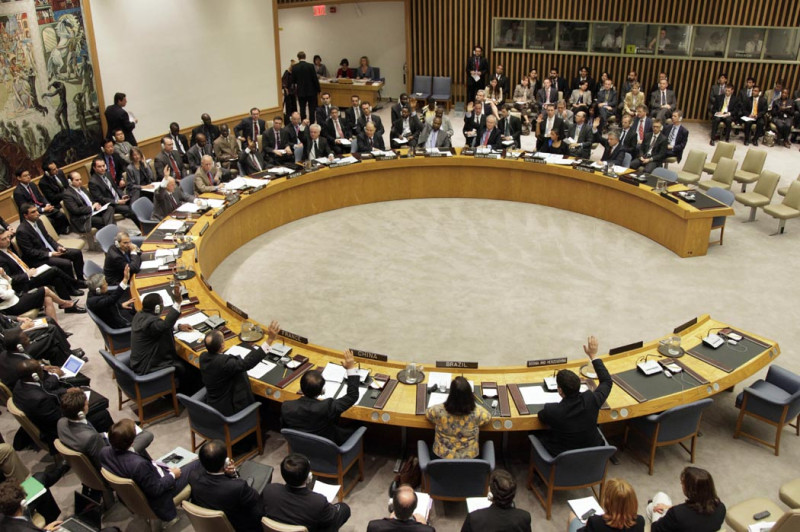 對於伊朗核問題，聯合國安理會9日表決通過歷史最嚴厲的制裁案。圖為安理會表決情形。圖片來源：達志影像/美聯社。   