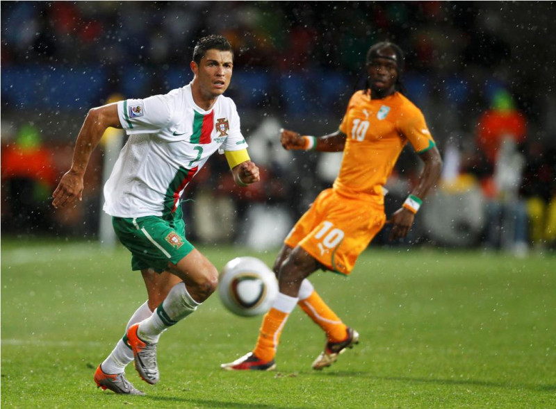 圖為葡萄牙球星羅納多帶球過象牙海岸。圖片來源:達志影像/路透社   