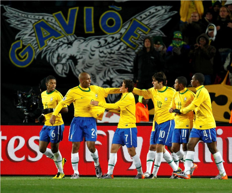 巴西(左二)麥肯起腳得分後與隊員一起慶祝
圖片來源:達志影像/路透社   
