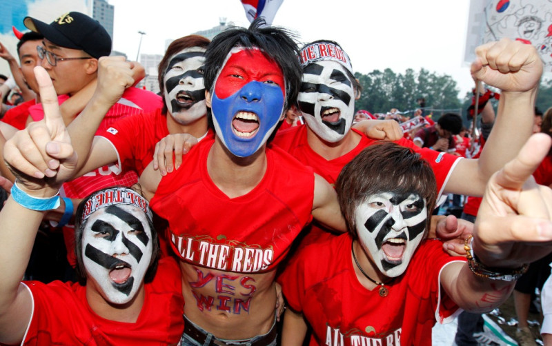 首爾市政廳前的民眾，為南韓挺進世足賽16強歡欣鼓舞。圖片來源：達志影像/路透社   