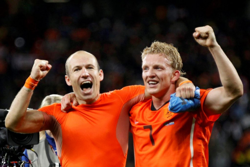 荷蘭隊庫伊特(Dirk Kuyt)與羅本(Arjen Robben)合作進球，為球隊取得第3分。圖片來源：達志影像/路透社   
